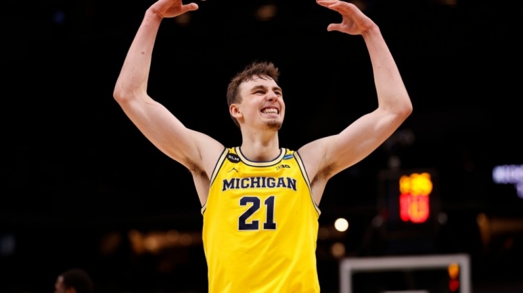 估中略逊一 估中略逊一